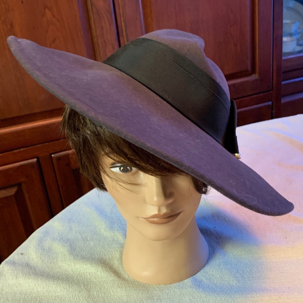 Vintage wool felt hat with original pin